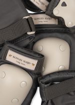 Комплект защиты для детей (PROTECTIVE GEAR) торг. марки "Konges Slоjd", арт. № KS102326, в комплект входит: 2 защиты запястья, 2 локтевые протекторы и / ONE SIZE