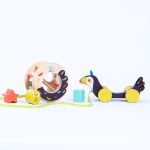 Toucan pull along shape sorter Dans la jungle